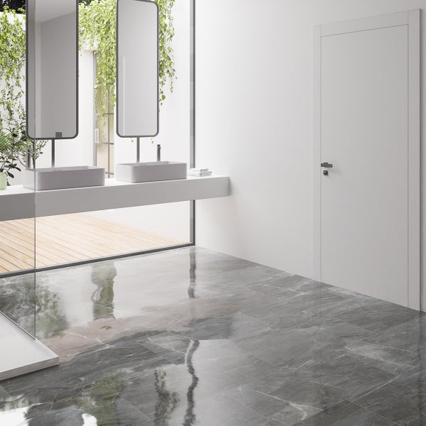 Modernes Badezimmer mit Doppelwaschtisch, Spiegeln und Fliesenboden