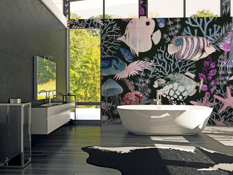Modernes Badezimmer mit freistehender Badewanne, dunklen Fliesen und einer Fototapete mit Unterwassermotiven wie Fischen und Korallen.