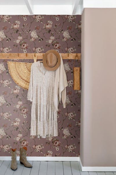 Schlafzimmer mit Bett, Nachttisch und Tapete mit Blumenmuster