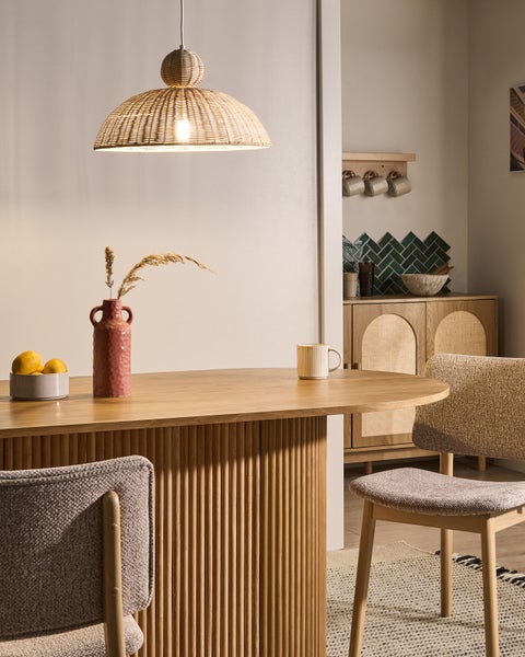 Esszimmer mit Esstisch, Stühlen, Hängeleuchte und Sideboard in harmonischer Anordnung