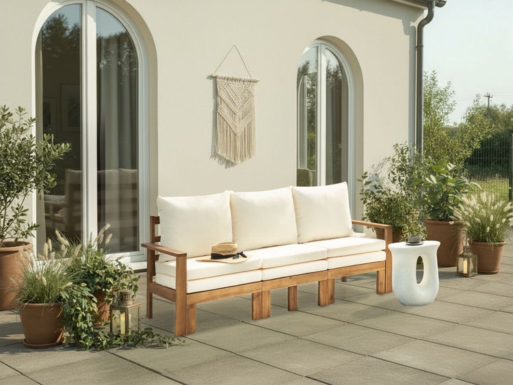 Person schleift Holzmöbel in einer Werkstatt mit Atemschutzmaske, Schutzbrille und Arbeitshandschuhen.