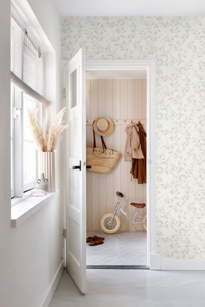 Abstraktes Wandbild in Gold und Schwarz über einem Sideboard.