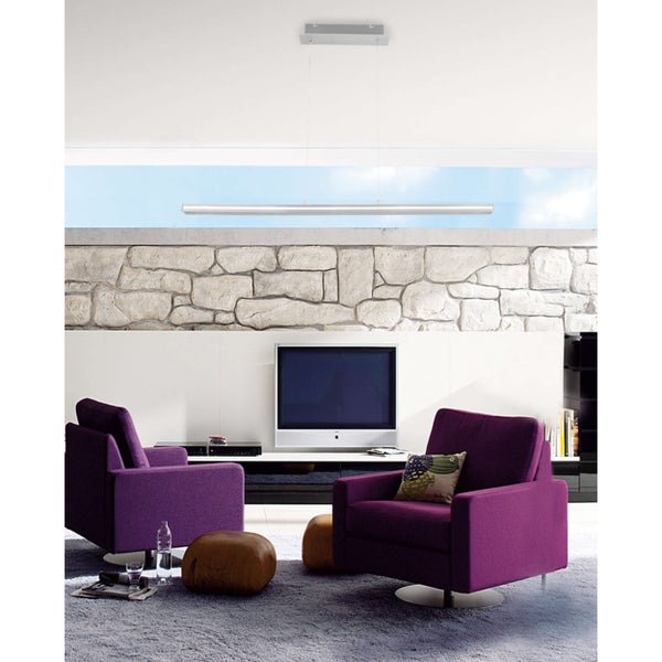 Wohnzimmer mit zwei violetten Sesseln, Fernseher und einer linearen Pendelleuchte