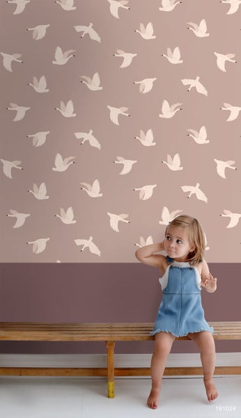 Zimmer mit Tapete mit fliegenden Schwänen und Kind auf Bank