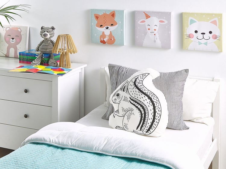 Kinderzimmer mit Bett, Nachttisch, Dekoration und Wandbildern