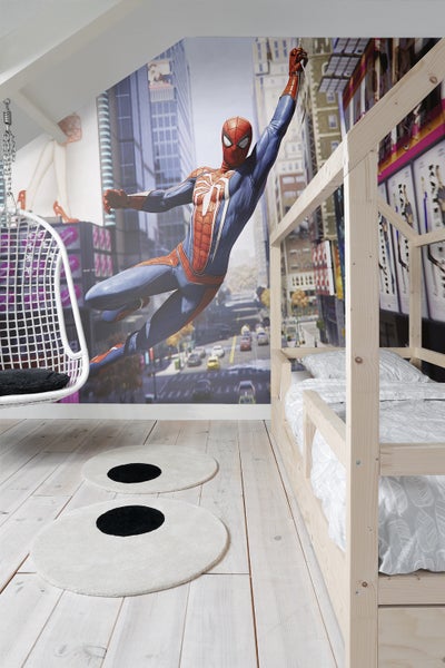 Kinderzimmer mit Hochbett, Hängesessel, runden Teppichen und Spiderman-Tapete