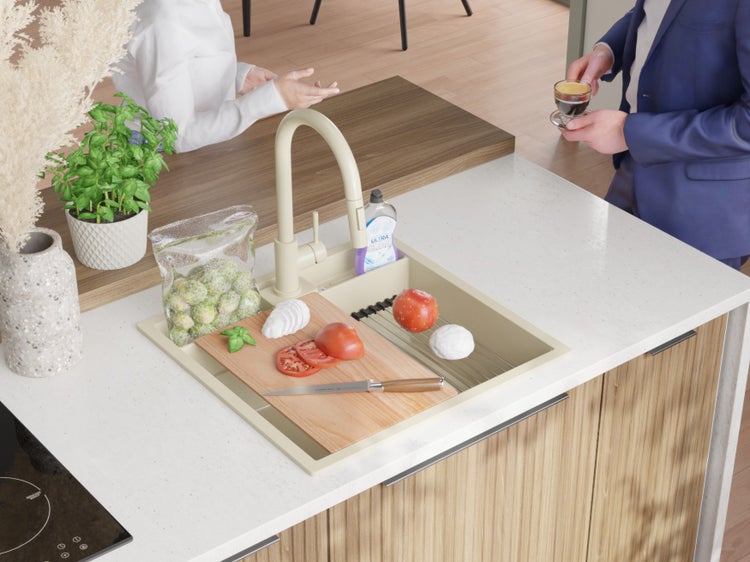 Küchenspüle mit Armatur, Schneidebrett, Gemüse und Spülmittel auf einer Küchentheke