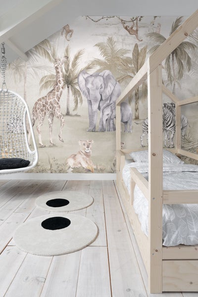 Kinderzimmer mit Holzbett, Hängesessel und Tier Wandbild