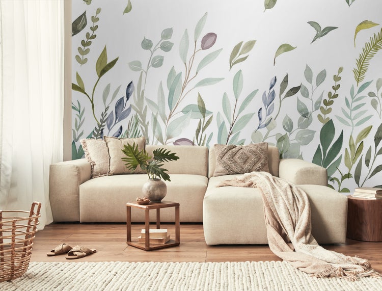 Wohnzimmer mit Ecksofa, Beistelltisch, Korb und floraler Tapete für eine helle und freundliche Atmosphäre.