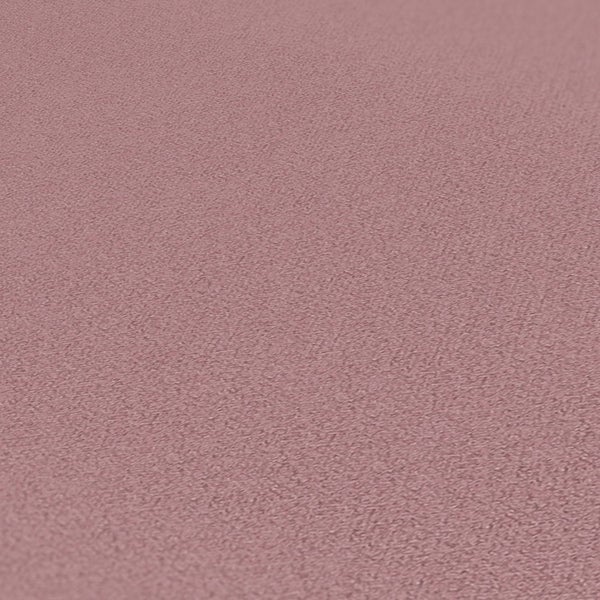 Ein Wohnzimmer mit einem Sofa und einem Teppich im Patchwork-Design.