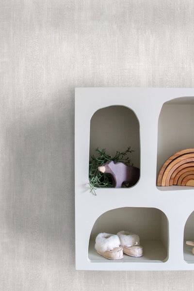 Regal mit Holzspielzeug und Babyschuhen