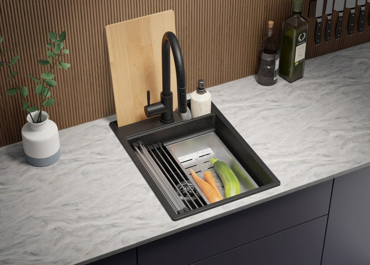 Spüle mit Armatur, Abtropfgestell, Schneidebrett und Gemüse auf einer Küchentheke