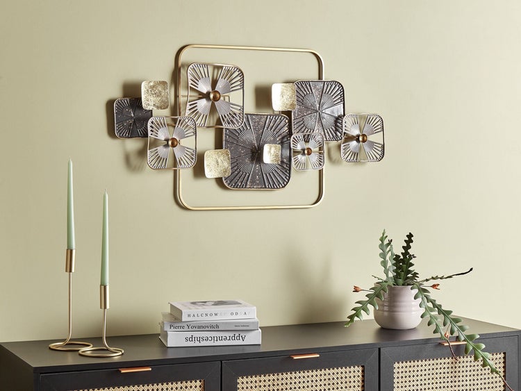 Dekoratives Schlafzimmerarrangement mit Teppich, Hocker und Beistelltisch