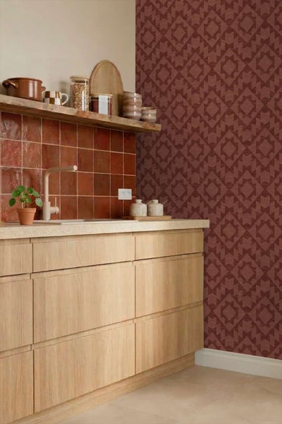 Moderne Küche mit hellen Holzfronten, Fliesenrückwand und einer Wand mit gemusterter Vliestapete im geometrischen Stil.