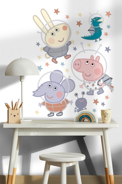 Wandaufkleber mit Weltraum-Motiven und Peppa Pig Figuren auf einem Kinderschreibtisch
