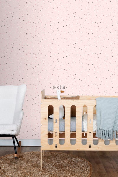 Kinderzimmer mit Bett, Sessel und gepunkteter Tapete