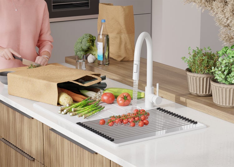 Küchenszene mit Spüle, Abtropfgestell, Armatur und frischem Gemüse.