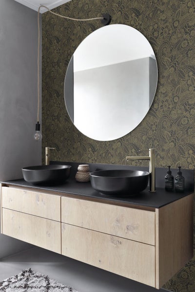 Badezimmer mit Doppelwaschbecken, rundem Spiegel und floraler Tapete