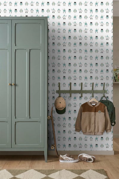 Tapete mit Robotermuster in einem organisierten Kinderzimmer neben einem grünen Schrank, einer Garderobe und einem Skateboard.