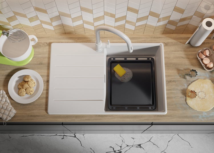 Küchenspüle mit Spülbecken, Armatur und Backblech in einer Küchenszene.