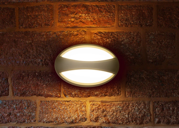 Ovale Wandleuchte an einer Steinwand