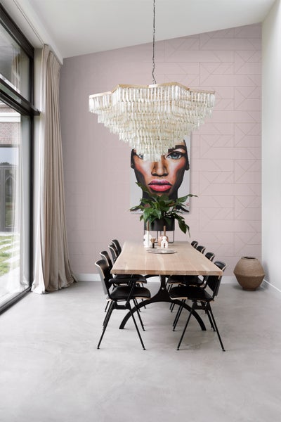 Esszimmer mit Esstisch, Stühlen und einem Kronleuchter