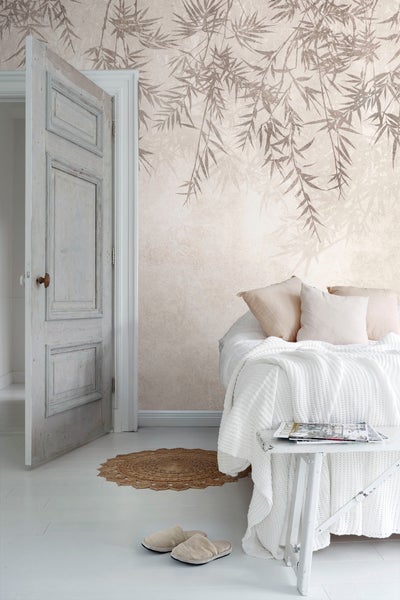 Heller Raum mit Bambusmuster-Tapete, offenstehender Tür und Bett