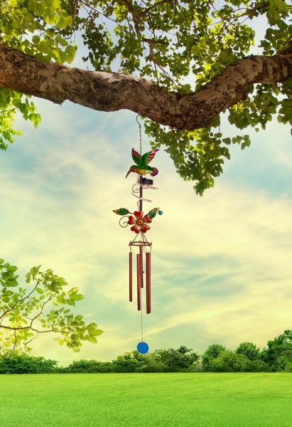Windspiel mit Kolibri-Motiv hängt an einem Baum