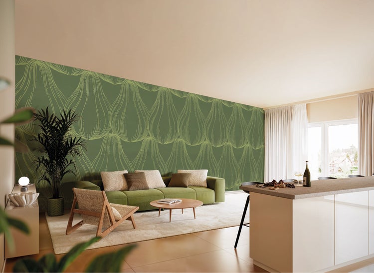 Wohnzimmer mit grün gemusterter Tapete, Sofa, Sessel und Kücheninsel