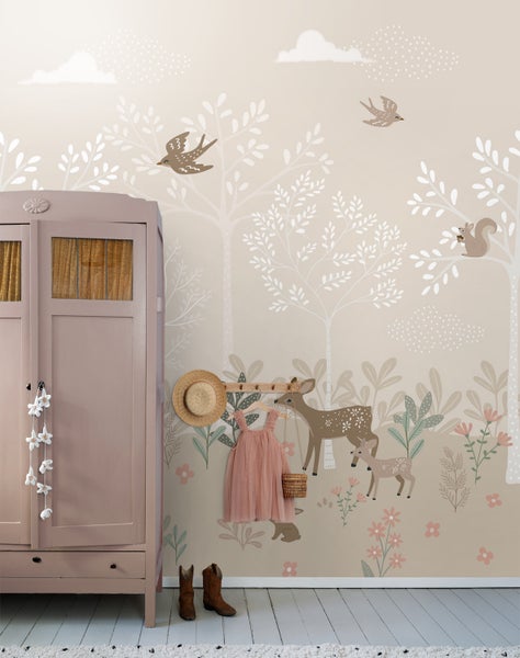 Kinderzimmer mit Waldtapete, Kleiderschrank, Hut und Kleid an einer Garderobe