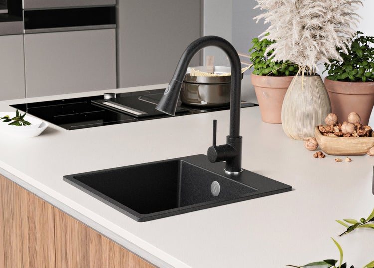 Schwarze Küchenspüle mit Wasserhahn in moderner Küche