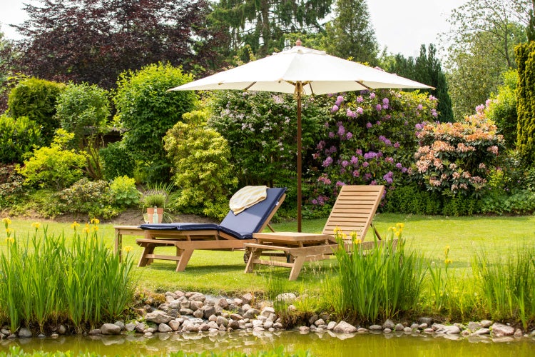 Teak Gartenliege modern wetterfest mit Rollen premium