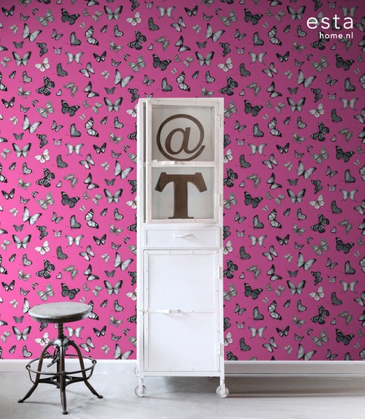 Raum mit Tapete mit Schmetterlingsmuster, weißem Schrank und Hocker