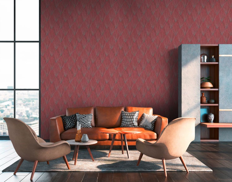 Esszimmer mit gemusterter Tapete, Holztisch und weißen Hockern in einem renovierten Raum