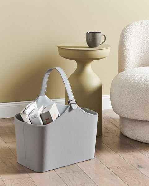 Makita Bohrhammer mit Anti-Vibrations-Technologie, schwarzem Zusatzhandgriff und Tiefenanschlag inklusive blauem Transportkoffer.