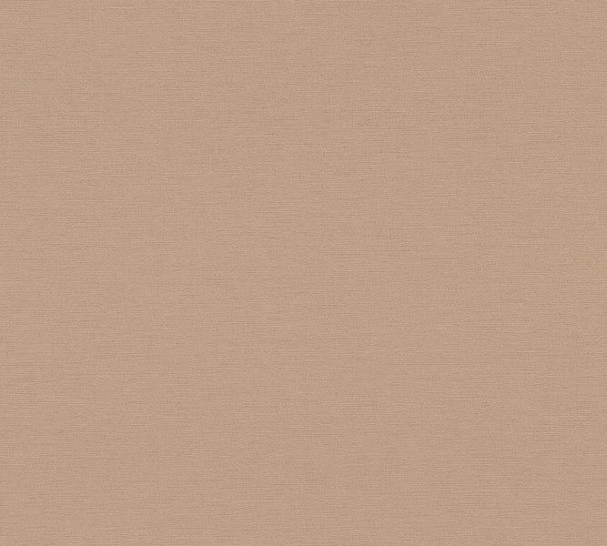 Schlafzimmer mit Bett, Nachttischen und Wanddeko