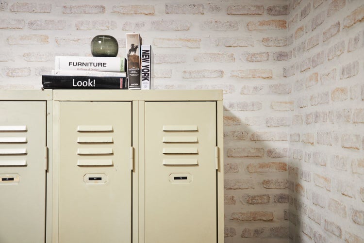 Heller Raum mit Holzboden, Boxsack, Bett und verschiedenen Möbeln