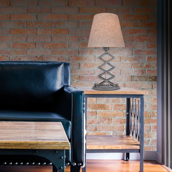 Wohnzimmer-Szene mit schwarzem Sofa, Holztisch und verstellbarer Tischlampe