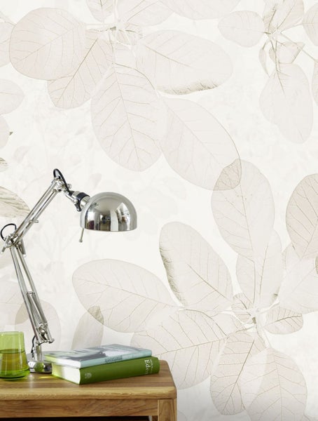 Tapete mit Blattmuster im Raum