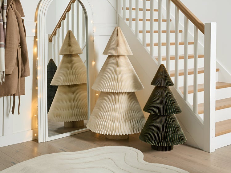 Dekorative Papier Weihnachtsbäume in einem Wohnzimmer