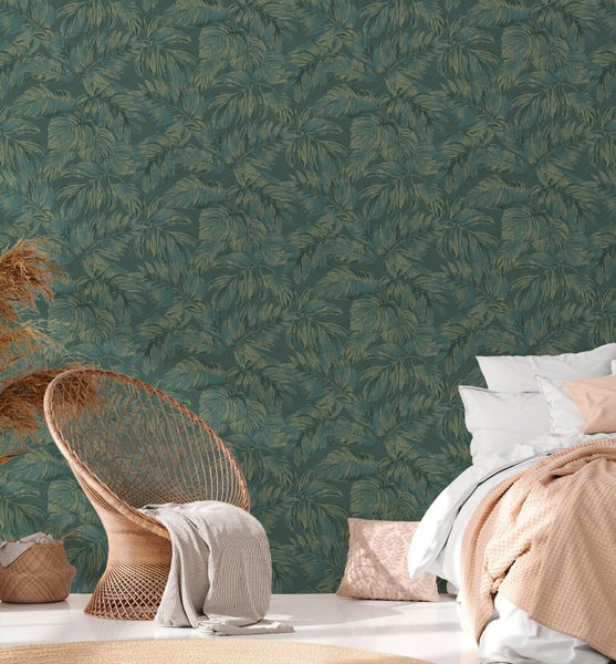 Dekoratives Schlafzimmer mit Blattmuster-Tapete, Korbsessel und Bett