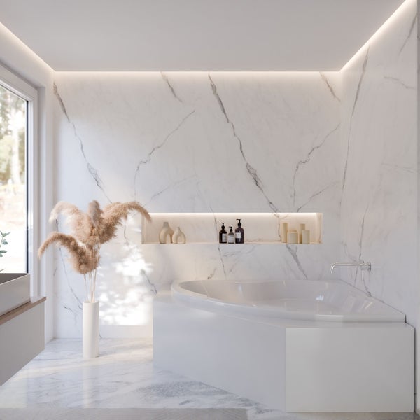 Modernes Badezimmer mit Marmorwänden, Badewanne und Dekorationsartikeln