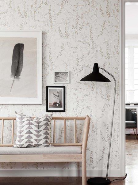 Tisch mit Metallbeinen und Tischplatte