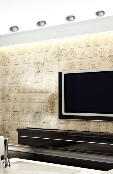 Wohnzimmer mit Fernseher, Medienmöbeln und Deckenspots