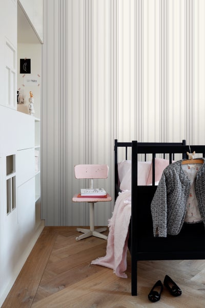 Kinderzimmer mit gestreifter Tapete, Bett, Stuhl und Holzboden