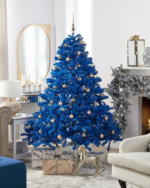 Dekorierter blauer Weihnachtsbaum im Wohnzimmer mit Kamin