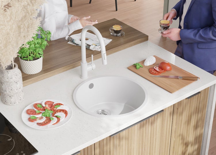 Küchenszene mit Spüle, Armatur, Lebensmitteln und Personen