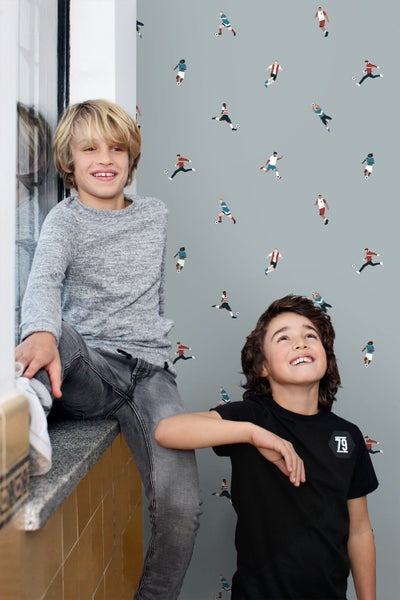 Illustration von Fußballspielern in verschiedenen Posen auf einem grauen Hintergrund.