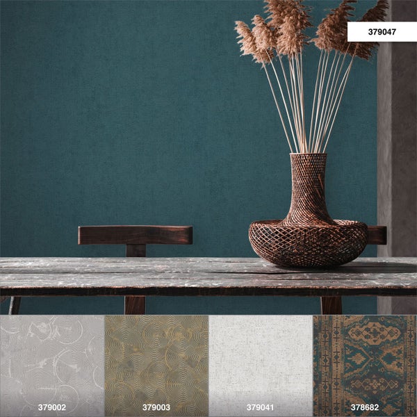 Dekorationselemente und ein Foto auf einem Holzregal.