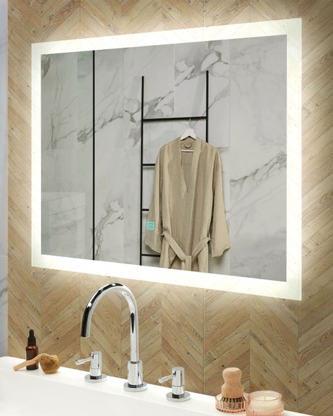 Beleuchteter Spiegel über einem Waschbecken in einem Badezimmer